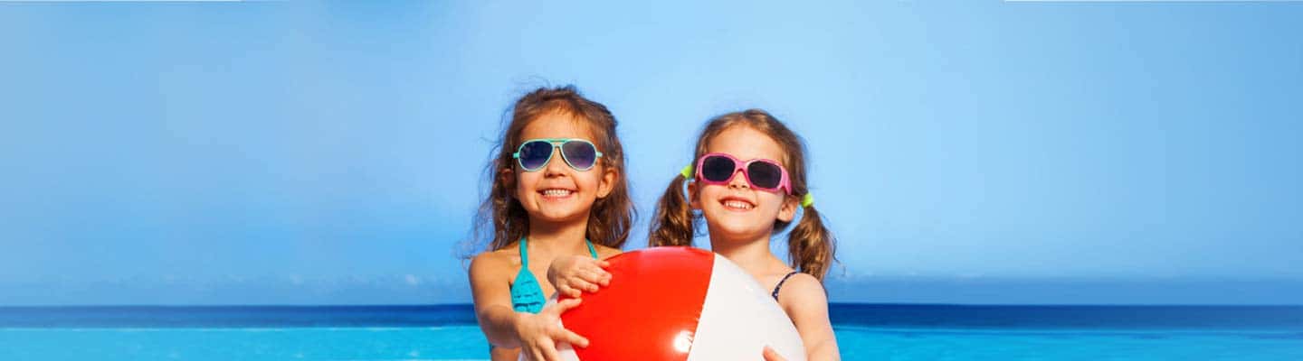 plage-petites-filles-ballon