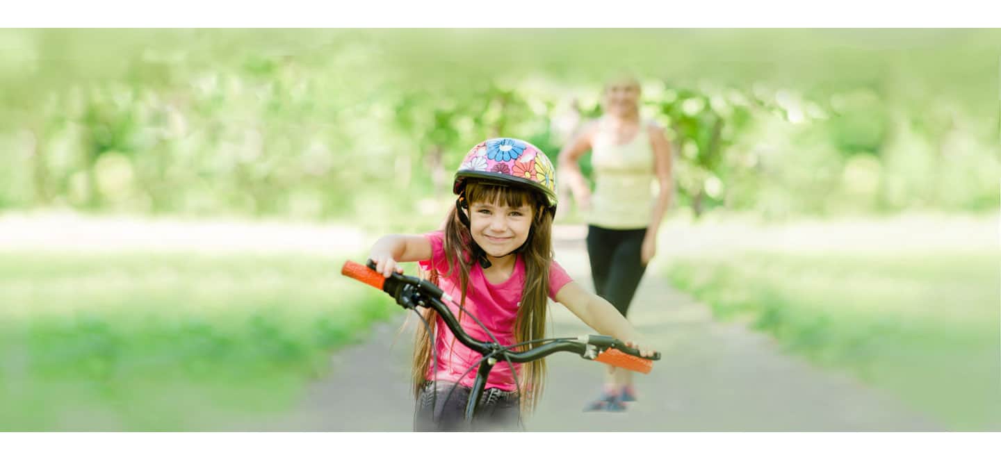 1440x665-nounou-petite-fille-velo